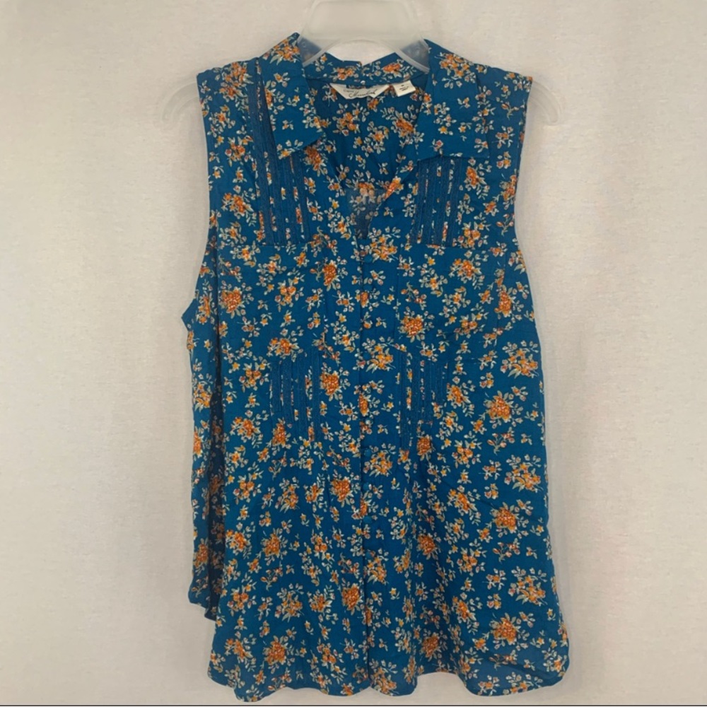 NEW! Sleeveless blouse with collar. Size medium.